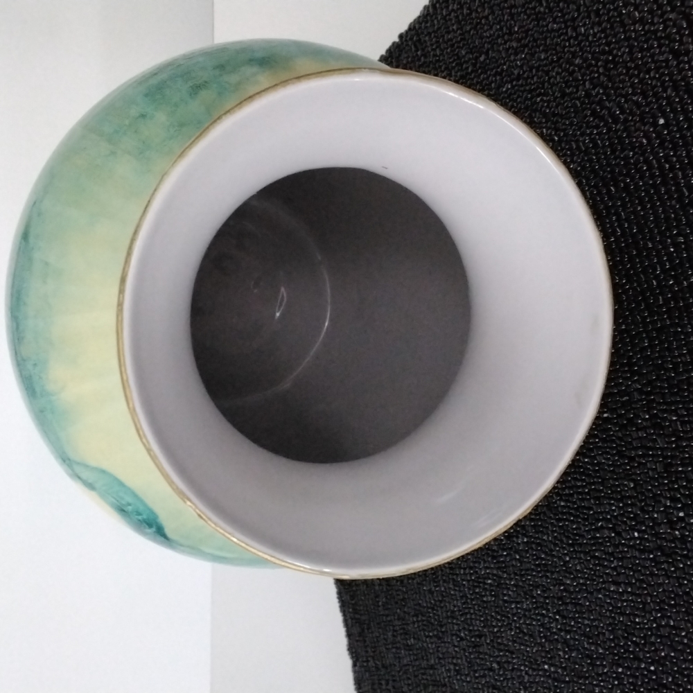 Vintage vase with Madonna and child pictured on two sides. - Picture 5 of 8